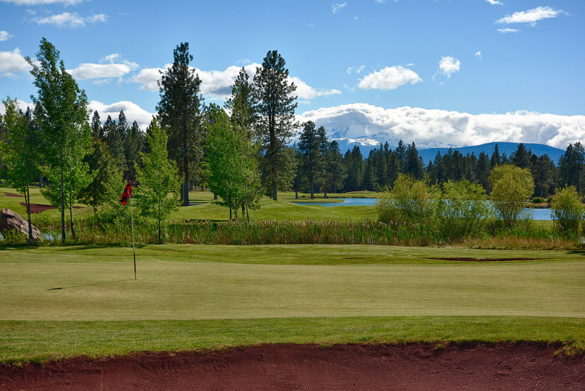 best golf courses in oregon: Aspen Lakes hole 12 in Sisters, Oregon