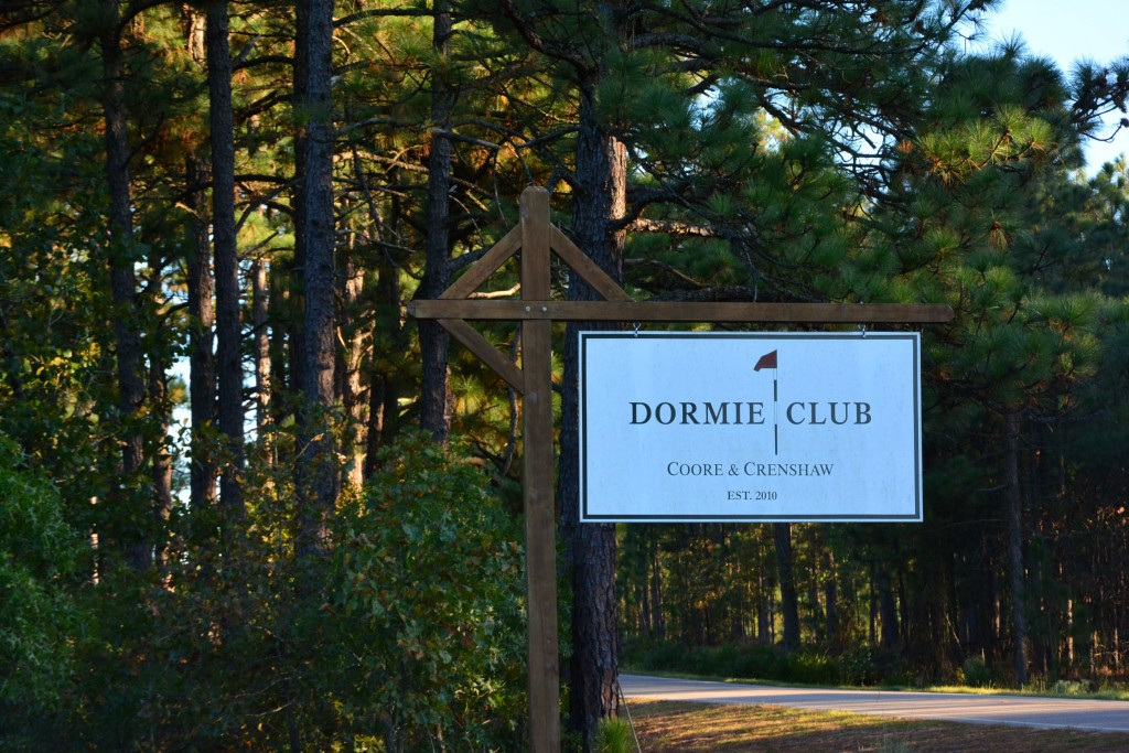 The subdued entrance to the Dormie Club