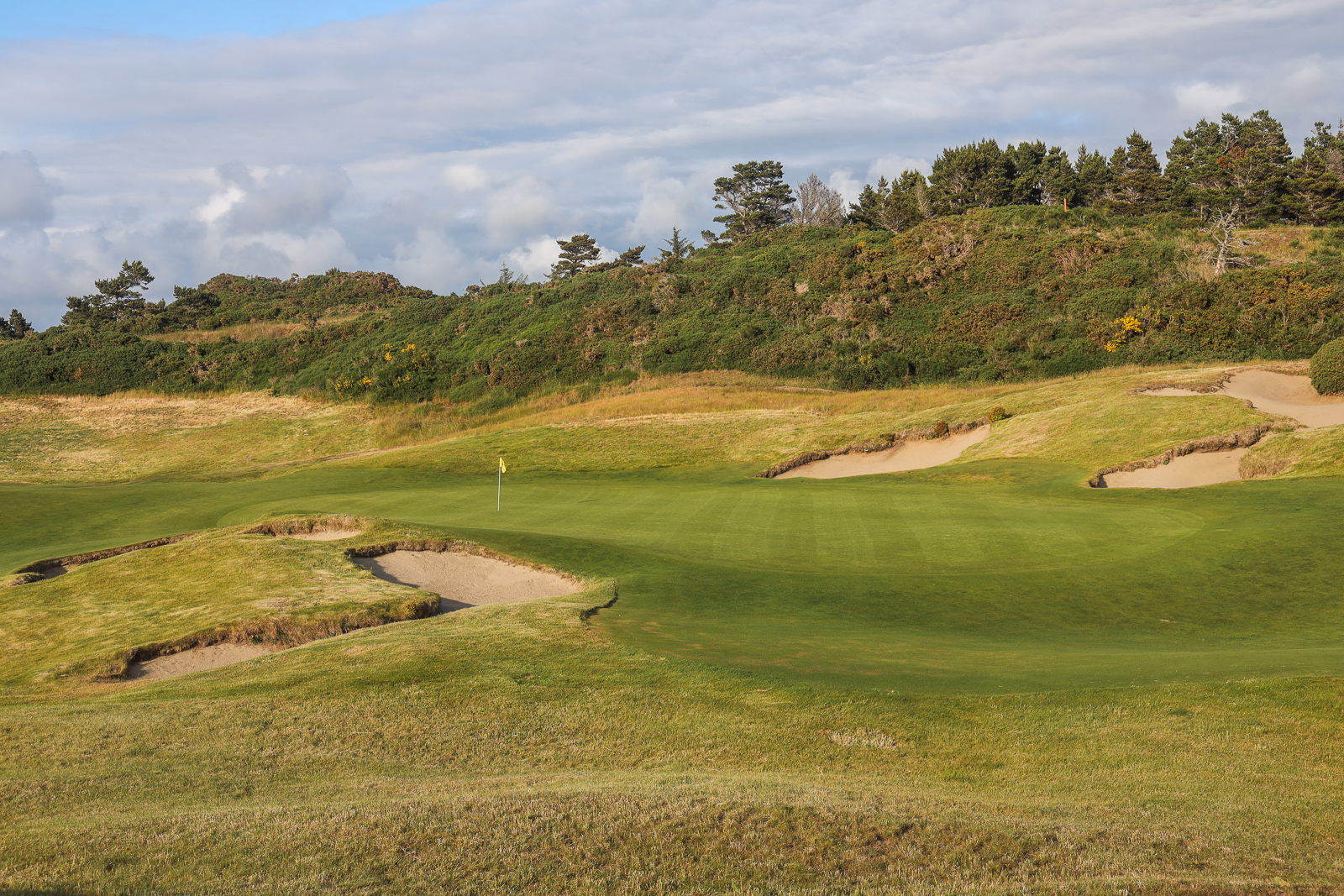 The 18th green at Pacific Dunes.
